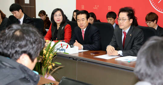 나성린 새누리당 정책위수석부의장(왼쪽 두번째)과 강석훈 기재위 간사(세번째), 김현숙 원내대변인(첫번째)이 19일 국회에서 '13월의 세금폭탄' 논란이 불거진 연말정산 환급액 축소 문제와 관련, 기자회견을 하고 있다.  사진=연합뉴스